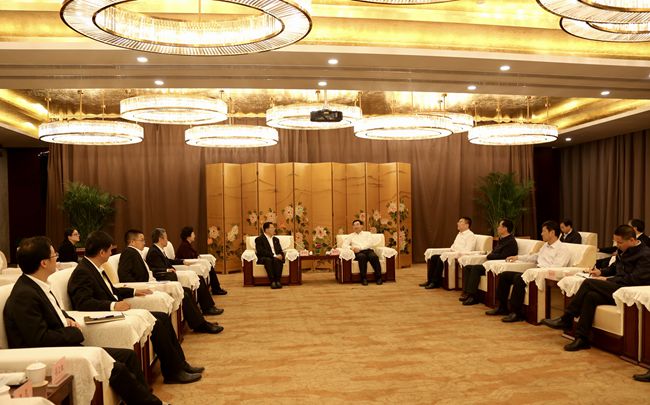 集團(tuán)主要領(lǐng)導(dǎo)與陜西省政府胡和平省長舉行會談 (1)_副本.jpg