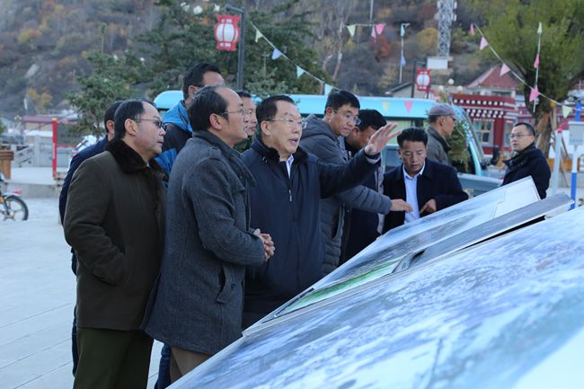 11、張學(xué)武董事長(zhǎng)考察迪慶州阿墩子古城規(guī)劃建設(shè)情況_副本.jpg