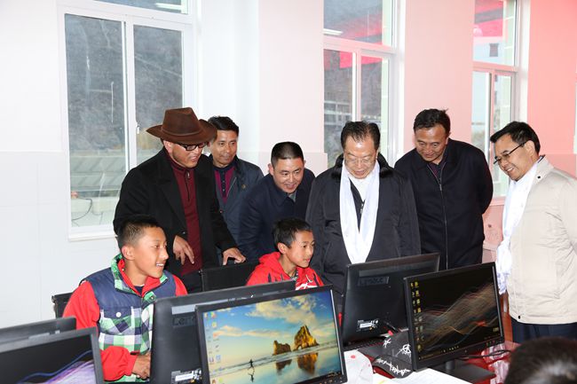 10、張學(xué)武董事長(zhǎng)一行在集團(tuán)捐助的德欽縣“希望之星”電腦室考察，并饒有興致地教授學(xué)生使用搜索引擎_副本.jpg